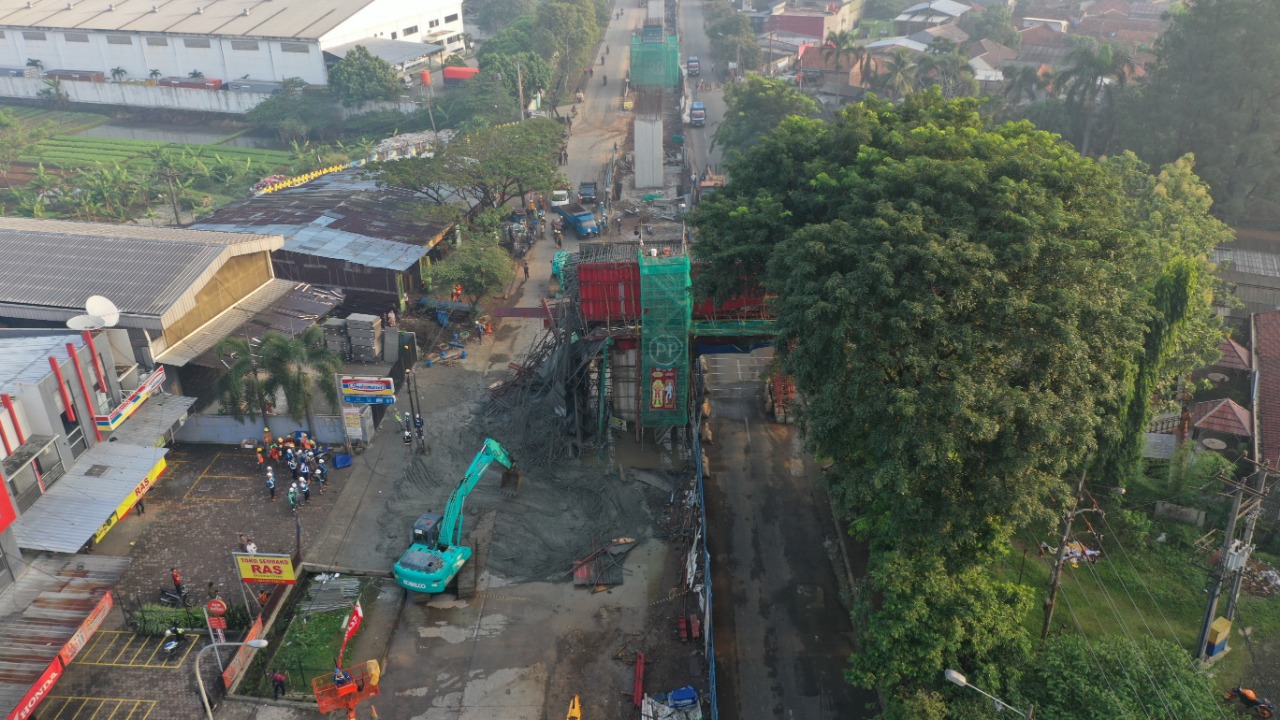 Pembersihan pasca insiden jatuhnya bekisting (formwork) pada saat dilakukan pengecoran pekerjaan Pier Head di proyek pembangunan Jalan Tol Bogor Ring Road (BORR) III A. (Foto: PUPR)