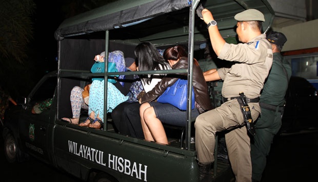 Ilustrasi. Sejumlah perempuan ditangkap petugas Wilayatul Hisbah di Aceh.  (Foto: Antara)