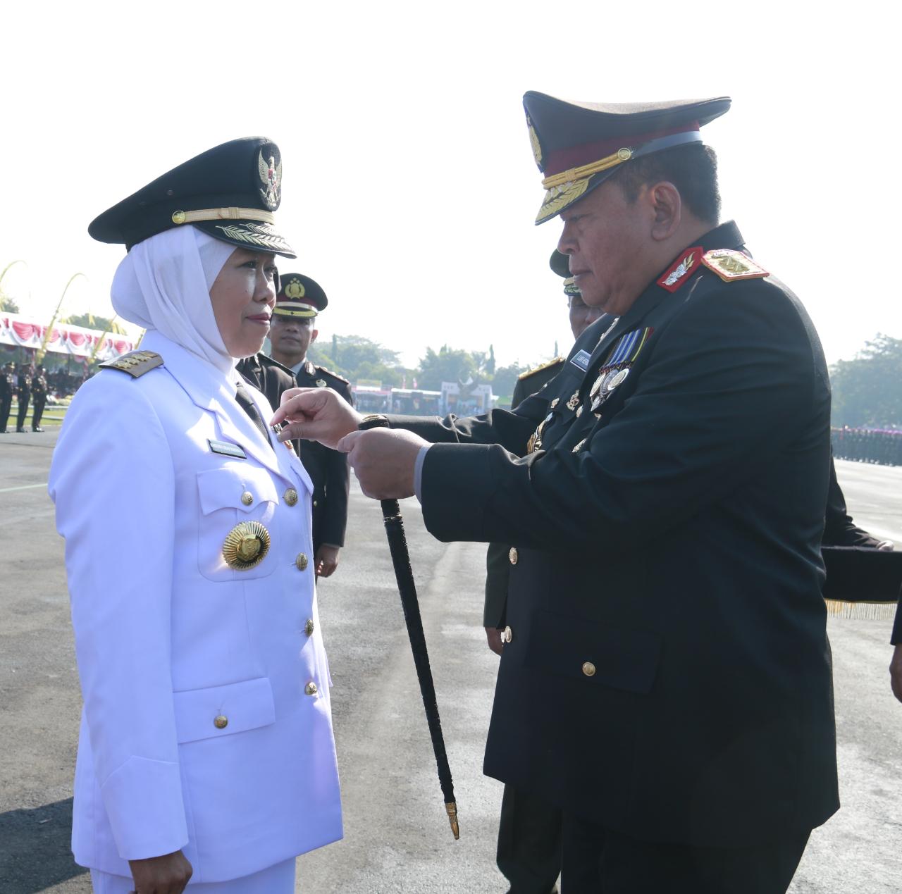 Gubernur Khofifah saat menetima Pin Emas Kehormatan, di Upacara Bhayangkara, di Lapangan Makodam V Brawijaya, Surabaya, Rabu 10 Juli 2019. (Foto: Istimewa) 