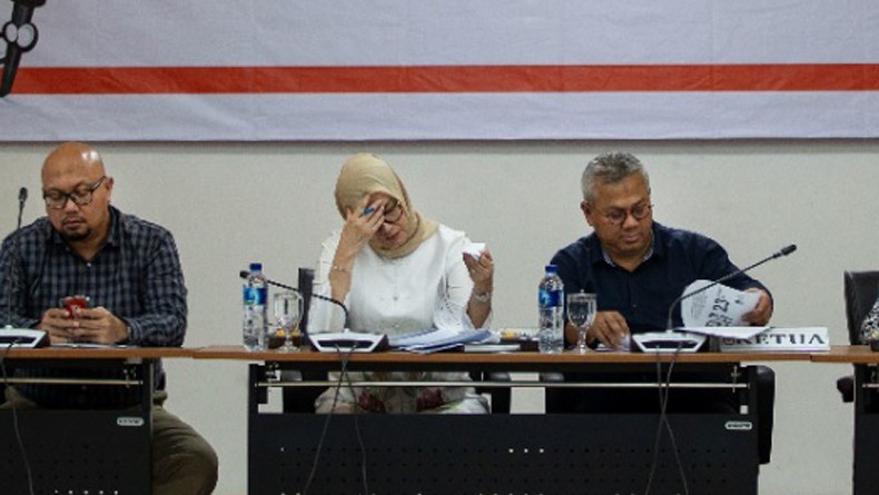 Anggota Komisi Pemilihan Umum (KPU) Evi Novida Ginting Manik (tengah). (Foto: Antara)