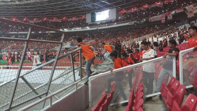Oknum Jakmania merusak pagar pembatas tribun barat dan utara Stadion Gelora Bung Karno (GBK) saat laga Persija Jakarta menjamu Persib Bandung, Rabu 10 Juli 2019.