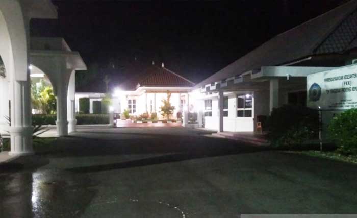 Rumah dinas Gubernur Kepri Nurdin Basirun nampak sepi, Rabu malam. (Foto:Antara)