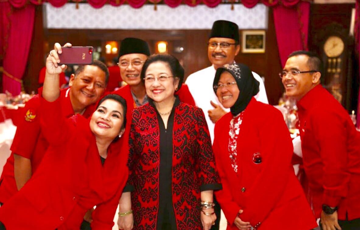 Sejumlah tokoh selfie bareng Ketua Umum DPP PDI Perjuangan Megawati Soekarnoputri. (Foto: istimewa)