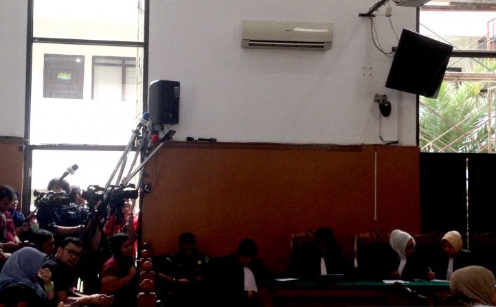 Awak media menempelkan mikrofon yang disambung dengan tongkat agar dapat menangkap suara dari majelis hakim saat pembacaan putusan di ruang sidang utama, PN Jakarta Selatan, Jakarta, Kamis 11 Juli 2019. (Foto: Antara/Genta Tenri Mawangi)