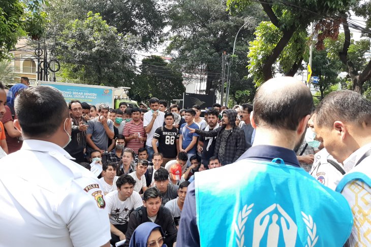 Pengungsi menduduki jalanan di depan Gedung Ravindo, Kebon Sirih, Jakarta Pusat, Kamis 11 Juli 2019 (Foto: Antara/Prisca Triferna)