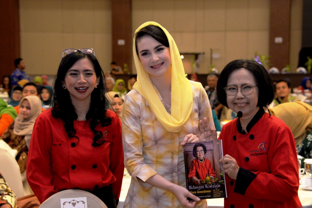 Chef Sisca Soewitomo saat bersama Arumi Bachsin di Dyandra Convention Hall, Surabaya. (Foto: Humas Pemprov Jatim)