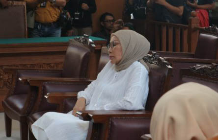 Terdakwa kasus penyebaran berita bohong (hoaks) Ratna Sarumpaet menunggu sidang dimulai kembali setelah skors di Pengadilan Negeri Jakarta Selatan, Kamis, 11 Juli 2019. (Foto: Antara)