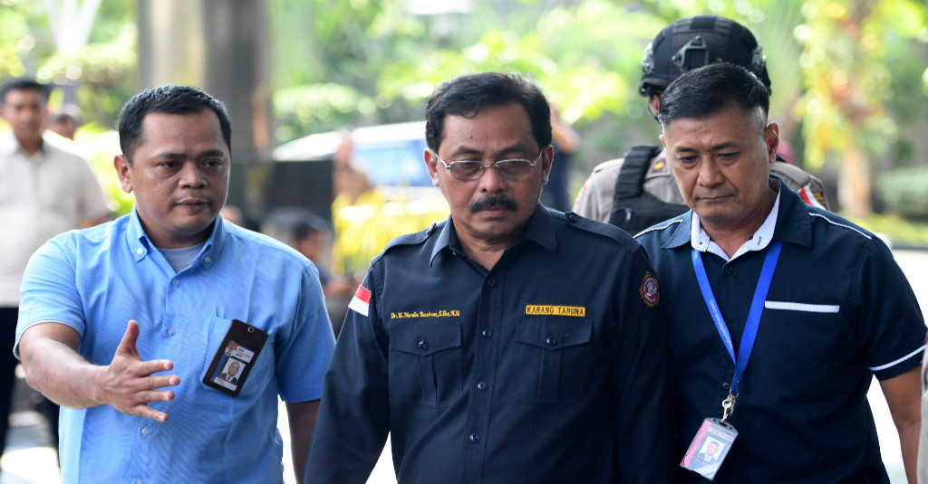 Gubernur Kepri, Nudin Basirun saat dibawa ke kantor KPK, Kamis, 11 Juli 2019. (Foto: Antara)