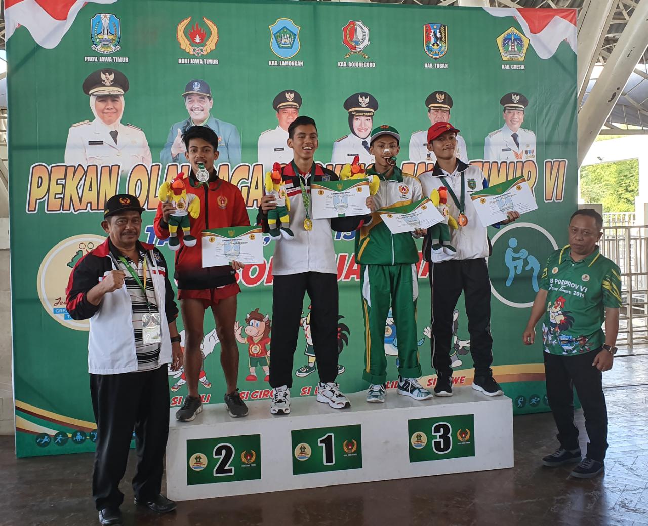 Ketua KONI Surabaya, Hoslih Abdullah (kiri) saat mendampingi atlet Muaythai Surabaya saat upacara pengalungan medali di Porprov Jatim VI/2019. (Foto: istimewa)