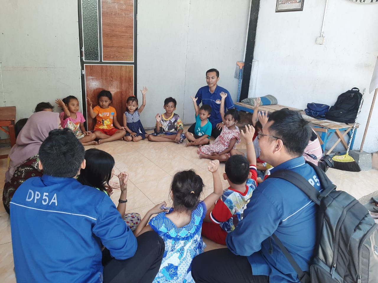 Para psikolog dan konselor dari Tim DP5A mengajak bermain anak-anak di pengungsian sementara. (Foto: dok. Humas Pemkot Surabaya)
