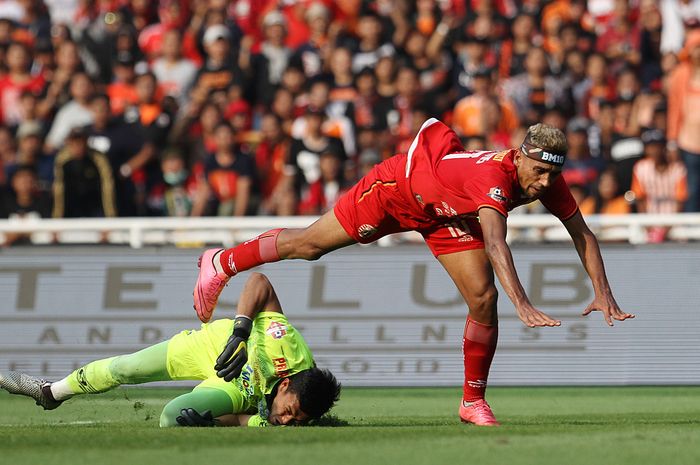Kiper Persib Bandung Deden Natshir cedera usai berduel dengan gelandang Persija Jakarta Bruno Matos di Liga 1 2019, di Stadion Gelora Bung Karno (GBK), Rabu 10 Juli 2019.