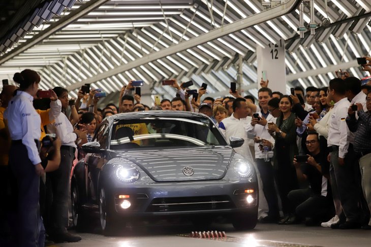 Pegawai Volkswagen menyaksikan peluncuran model terakhir VW Beetle di pabrik Puebla, Meksiko, Rabu 17 Juli 2019. (Foto: Reuters/Antara)