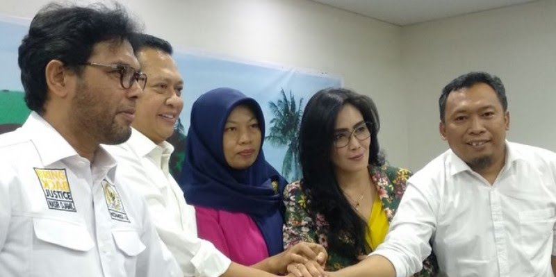 Rieke Dyah Pitaloka anggota DPR menemui Baiq Nuril dan tim penasihat hukumnya.