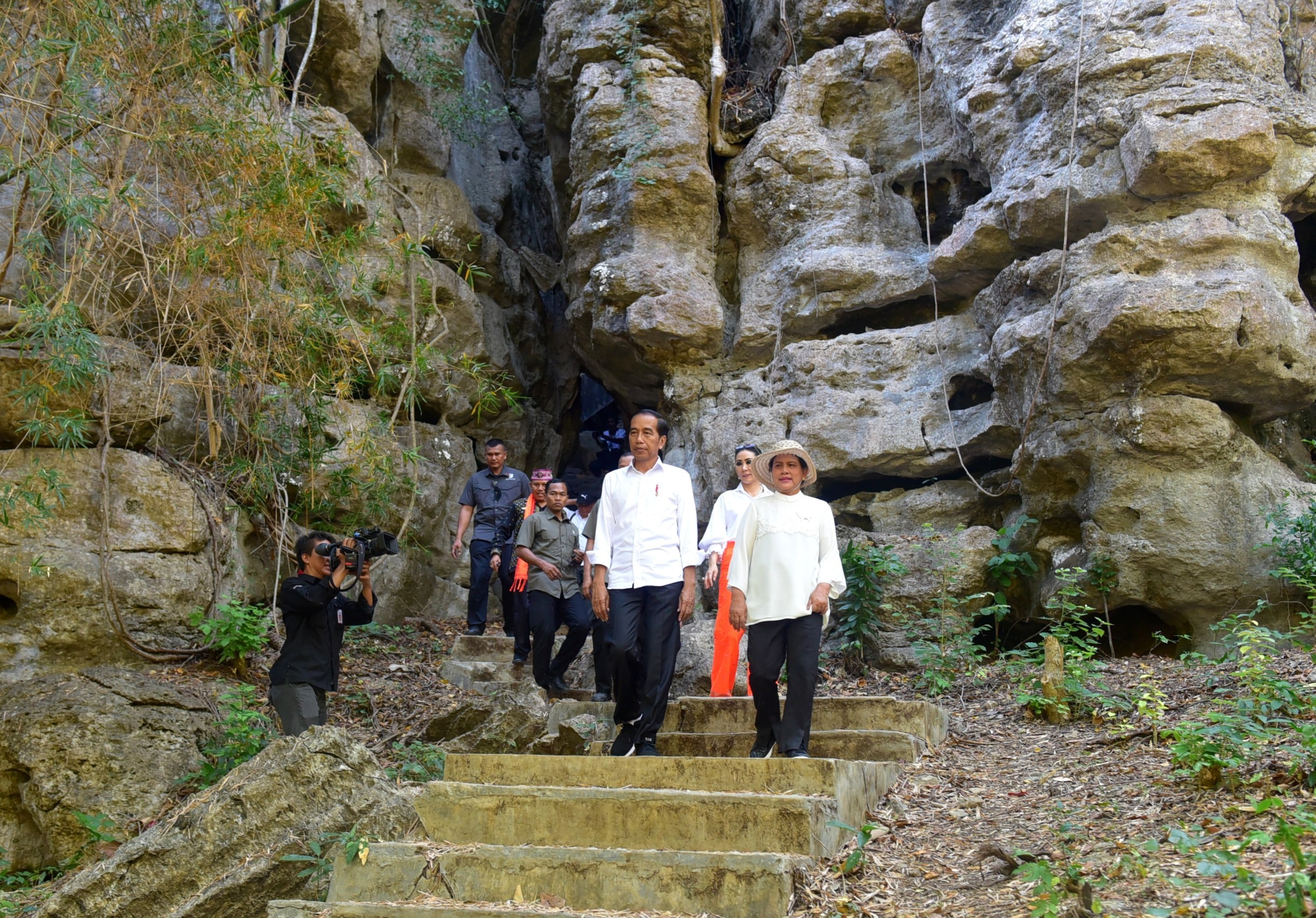 Presiden Jokowi didampingi Ibu Negara Iriana mengunjungi Kawasan Wisata Gua Batu Cermin, di Labuan Bajo, NTT. (Foto: Biro Setpres/ Instgaram @jokowi)