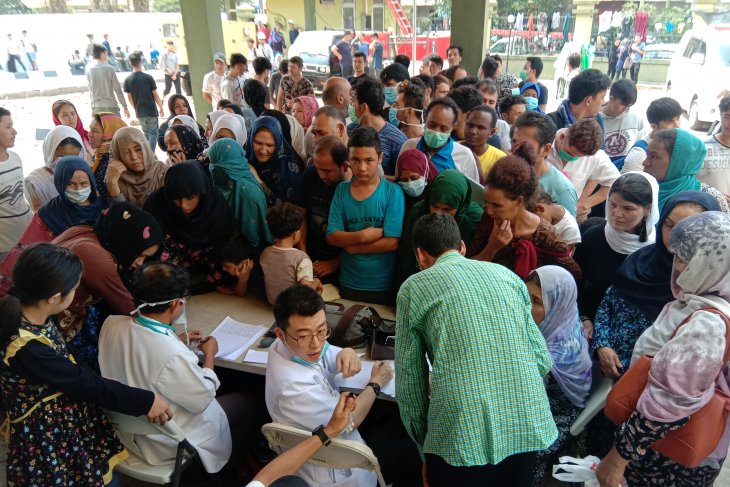Sejumlah pengungsi suaka politik menunggu giliran untuk mendapatkan pengobatan gratis dari petugas medis di tempat penampungan sementara di bekas gedung Kodim Kalideres. Jakarta Barat, Jumat 12 Juli 2019 (Foto: Antara/Sugiharto Purnama)
