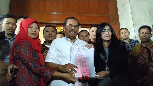 Jaksa Agung HM Prasetyo (tengah) menerima surat permohonan dari Anggota DPR Fraksi PDIP Rieke Diah Pitaloka (kanan) dan terpidana kasus pelanggaran Undang-Undang Informasi dan Transaksi Elektronik (UU ITE) Baiq Nuril Maknun (ketiga kiri) seusai melakukan pertemuan di kantor Kejaksaan Agung, Jakarta, Jumat (12/7/2019). Dalam pertemuan tersebut Rieke dan Baiq Nuril menyerahkan 132 surat permohonan dari sejumlah pihak untuk penangguhan eksekusi terhadap Baiq Nuril. (Foto: Antara/Dhemas Reviyanto).