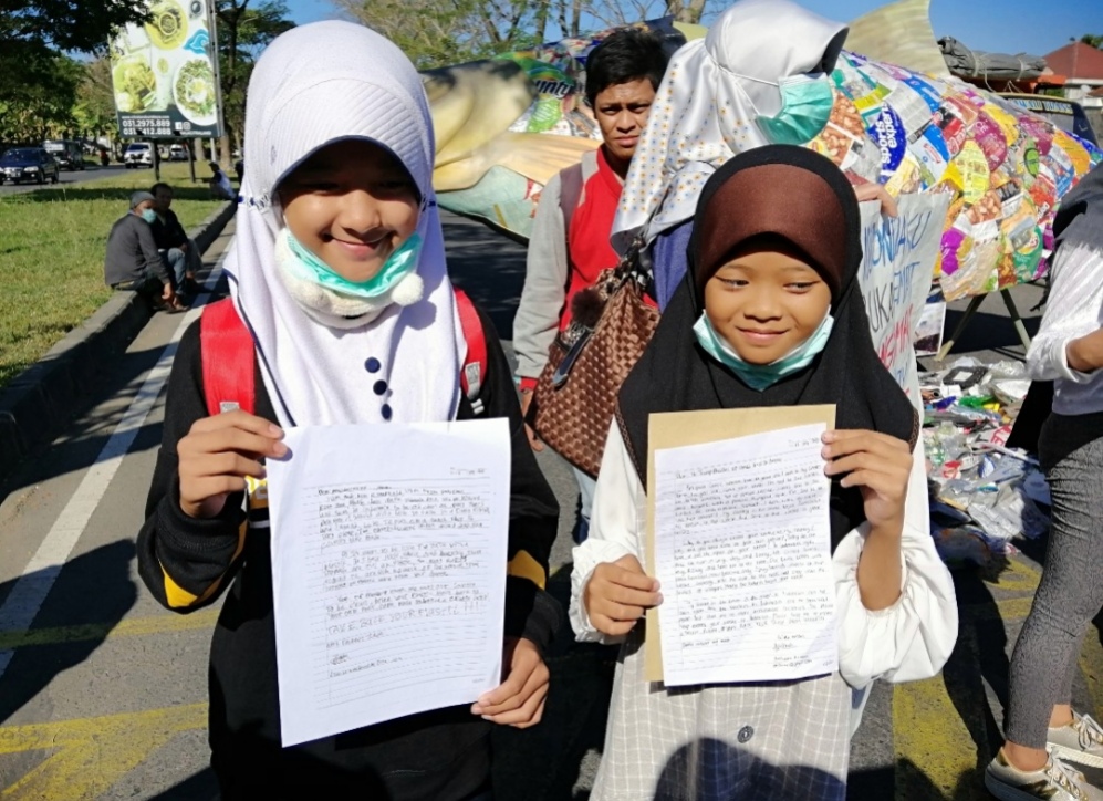 Nina dan Zade menunjukkan surat yang ditulisnya untuk Trump. (Foto: Farid/ngopibareng.id) 