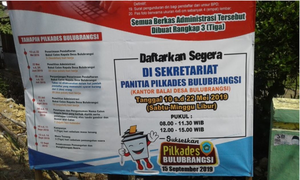 Banner ajakan untuk mendaftar menjadi calon kepala desa di Bulubrangsi Kecamatan Laren, Kabupaten Lamongan. (Foto: Nasih/ngopibareng.id)