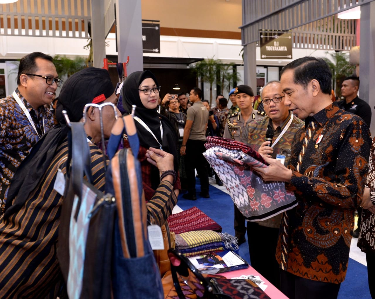 Presiden Jokowi meninjau pameran Karya Kreatif Indonesia 2019 di Hall A Jakarta Convention Center, Jumat, 12 Juli 2019. (Foto: Biro Pers Setpres)