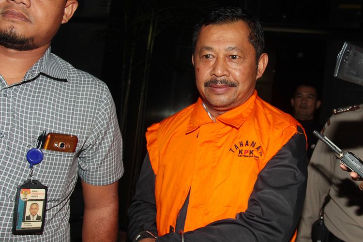Kepala Dinas Kelautan dan Perikanan Provinsi Kepulauan Riau Edy Sofyan mengenakan rompi tahanan usai menjalani pemeriksaan di Gedung KPK, Jakarta, Jumat, 12 Juli 2019. (Foto: Antara) 
