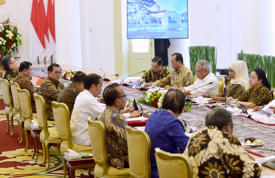 Gubernur Jatim Khofifah Indar Parawansa saat rapat terbatas dengan Presiden RI, Joko Widodo. (Foto: Humas Pemprov Jatim)