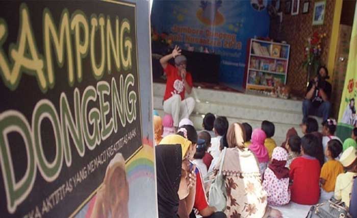 Kak Awam sedang mendongeng di hadapan anak-anak, di Kampung Dongeng Indonesia, di Ciputat, Tangerang Selatan. (Foto: Antara)