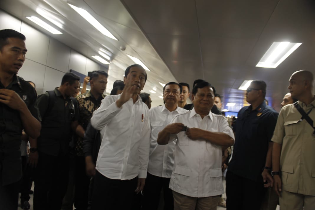 Pertemuan Jokowi dan Prabowo di Stasiun MRT Lebak Buruk tujuan Senayan, Sabtu 13 Juli 2019. (Foto: Asmanu/ngopibareng.id)