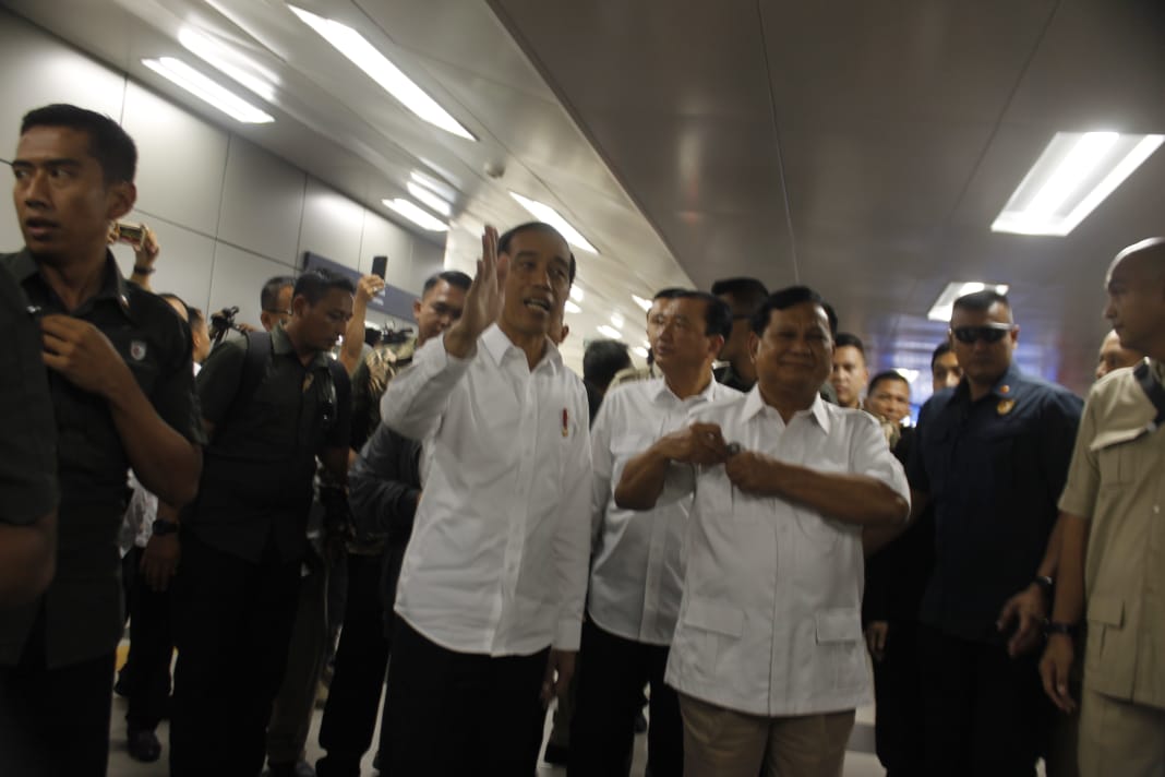 Jokowi dan Prabowo saat bertemu di Stasiun MRT Lebak Bulus. (Foto: Istimewa)