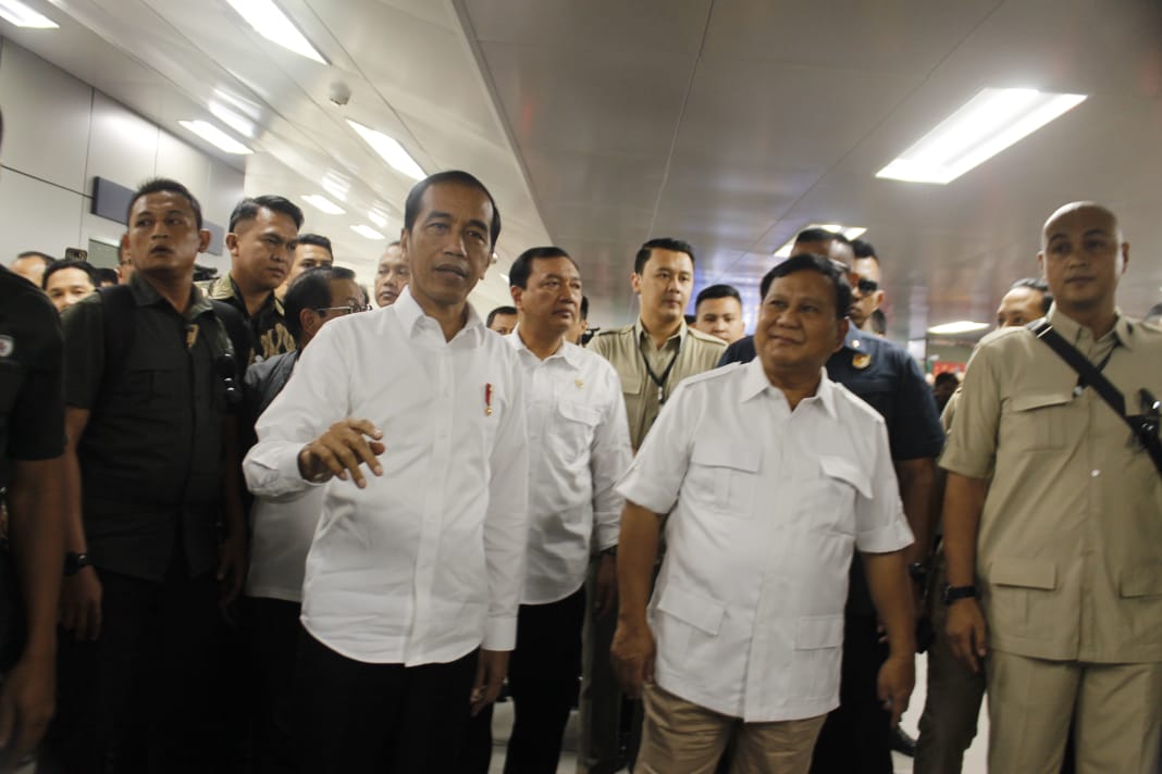 Pertemuan Jokowi dan Prabowo Subianto di Stasiun MRT Lebak Bulus. (Foto: Asmanu/ngopibareng.id)