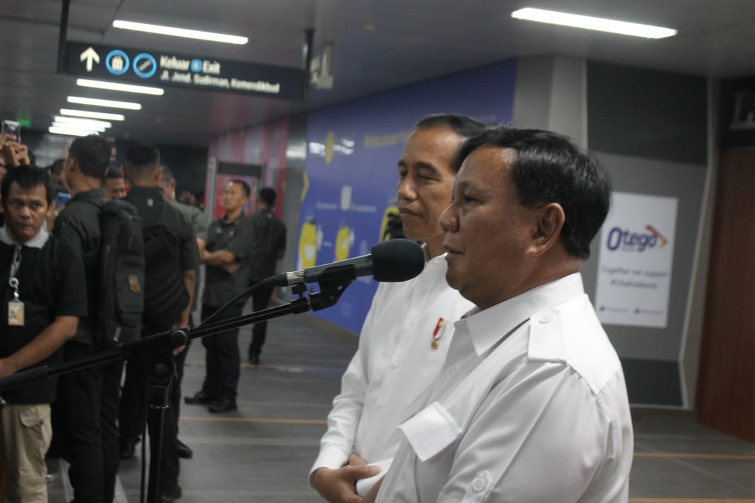Prabowo Subianto bertemu dengan Presiden Joko Widodo di Stasiun MRT Lebak Bulus. (Foto: Asmanu/ngopibareng.id)