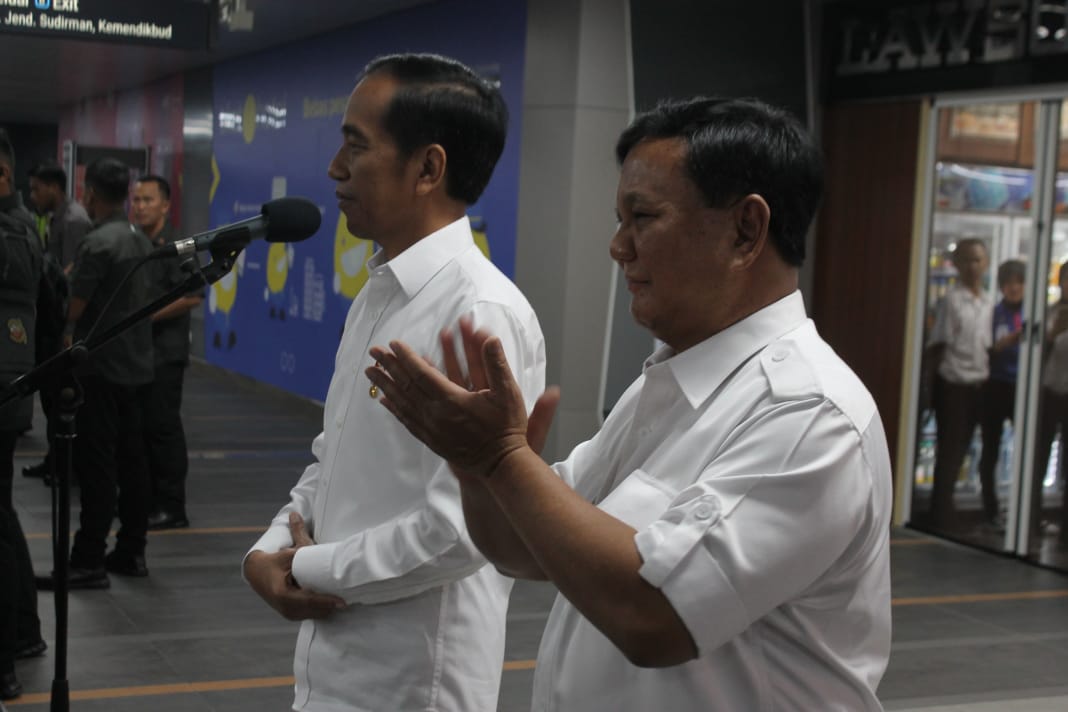 Pertemuan Jokowi dan Prabowo Subianto di MRT. Keduanya naik dari Stasiun MRT Lebak Bulus tujuan Senayan, Sabtu 13 Juli 2019. (Foto: Asmanu/ngopibareng.id)