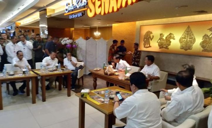 Makan siang bersama Jokowi-Prabowo Subianto dengan menu sate, Sabtu 13 Juli 2019.