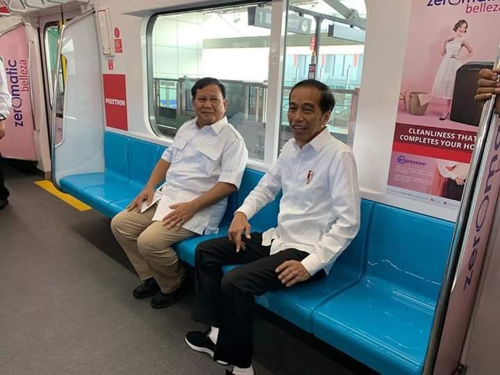 Pertemuan berdekatan antara Jokowi-Prabowo di dalam Kereta MRT, Sabtu 13 Juli 2019. (Foto: istimewa)