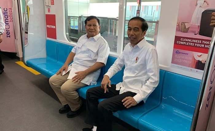 Prabowo dan Jokowi di atas MRT, Sabtu 13 Juli 2019. (Foto:Antara)