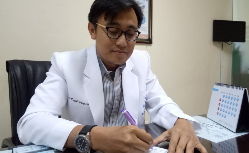 dr. Dedik Ipung Setiyawan, Sp.M Dokter mata RSMU Surabaya saat melakukan pemeriksaan gratis bagi lansia di peringatan Hari Lansia Nasional (Foto: Pita/ngopibareng.id)