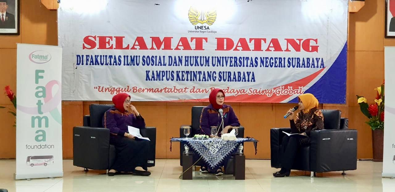Fatma Saifullah Yusuf (tengah) ketika menjadi pembicara dalam talkshow kesehatan di Universitas Negeri Surabaya. (Foto: dok/Fatma Foundation)