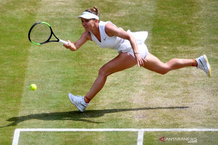 Petenis Rumania, Simona Halep, mengembalikan bola ke arah lawannya petenis Amerika Serikat Serena Williams pada final Wimbledon di London, Sabtu, 13 Juli 2019. (Foto: Antara Foto/REUTERS)