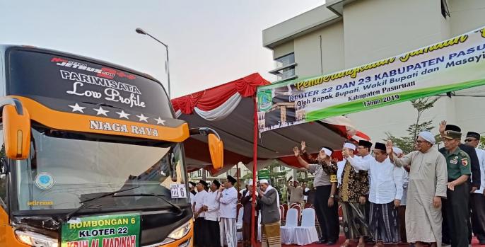 Wakil Bupati Pasuruan KH Abdul Mujib Imron memberangkatkan 890 calon jemaah haji (CJH) asal Pasuruan. (Foto: Humas Pemkab Pasuruan)