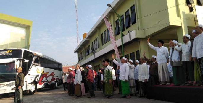 Bupati Pasuruan Irsyad Yusuf  memberangkatkan CJH kloter 24, Minggu, 14 Juli 2019. (Foto: Dok. Humas)