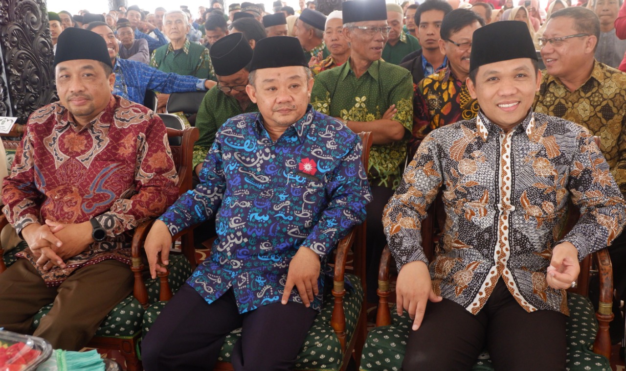 SEKUM PP Muhammadiyah, Dr H Abdul Mu’thi Med diapit Bupati Lumajang, Thoriqul Haq (kanan) dan Sekum PWM Jatim, Tamhid Masyhudi. (Foto: Ikhsan/ngopibareng.id)