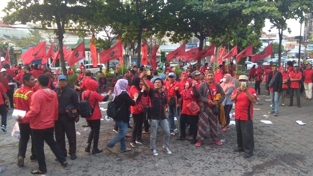 Situasi di luar gedung DPD PDIP Jatim, Surabaya, Minggu 14 Juli 2019. (Foto: Farid/ngopibareng.id) 