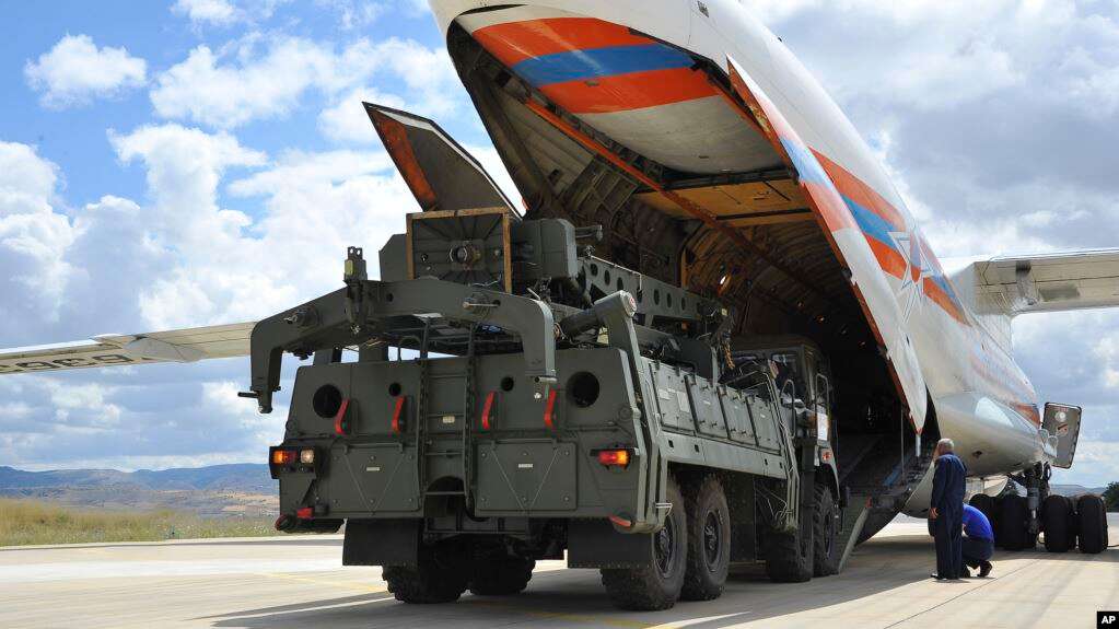  Peralatan dan kendaraan militer bagian dari sistem pertahanan udara S-400 sedang diturunkan dari pesawat transportasi Rusia di pangkalan militer Murted, Ankara, Turky, 12 Juli 2019. (Foto:voa)