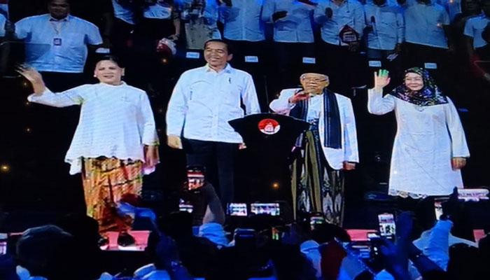 Presiden terpilih Joko Widodo bersama isteri, dan Wapres terpilih KH Ma'ruf Amin didampingi isterinya. (Foto: ist/ngopibareng.id)