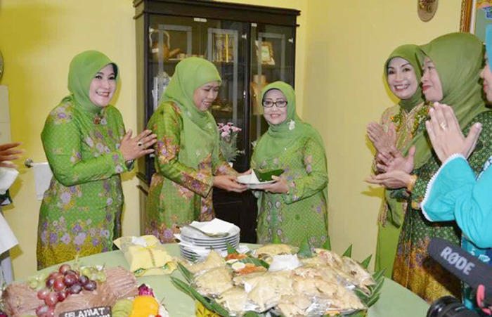 Putri KH Abdul Wahab Hasbullah yang juga Bupati Jombang, Hj Mundjidah Wahab bersama Ketua Umum PP Muslimat NU yang juga Gubernur Jawa Timur, Khofifah Indar Parawansa. (Foto: ist/ngopibareng.id)