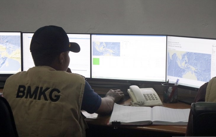 Petugas BMKG memantau kondisi kawasan Halmahera. (Foto: Dok/Antara)