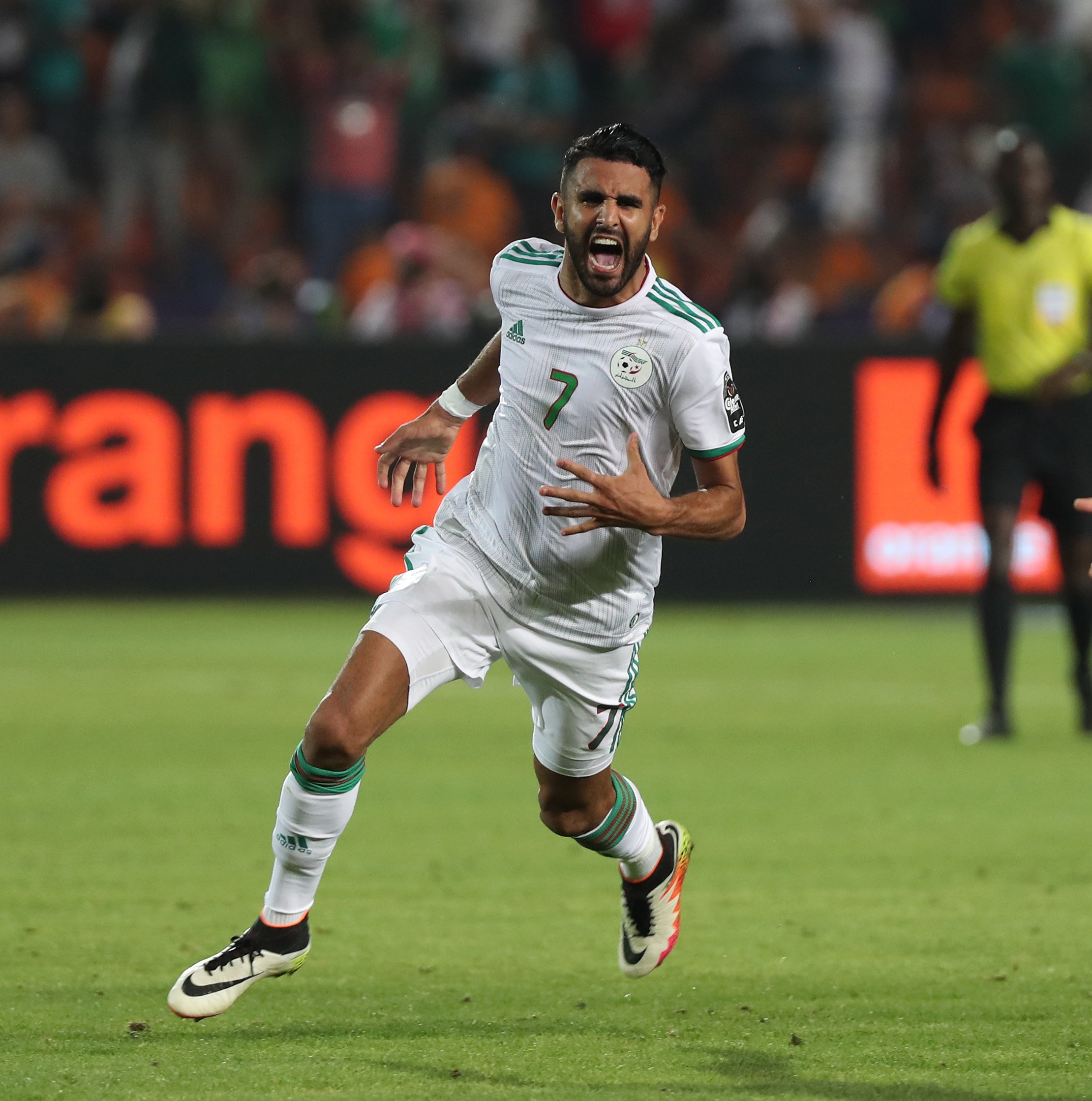 Riyad Mahrez kegirangan setelah mencetak gol keduanya saat Aljazair mengalahkan Nigeria di semifinal Piala Afrika 2019. (Foto: Twitter/@CAF_Online)