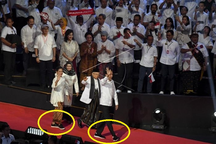 Pasangan Jokowi dan Iriana Jokowi kompak pakai sneakers hitam garis putih di acara Visi Indonesia, Minggu 14 Juli 2019. (Foto: Antara)