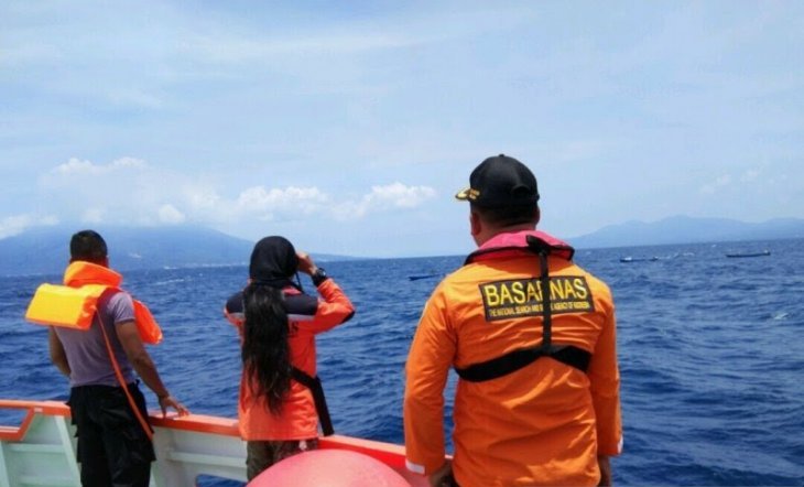   Tim Basarnas melakukan pencarian nelayan hilang (Foto: Antara/Abd Aziz)