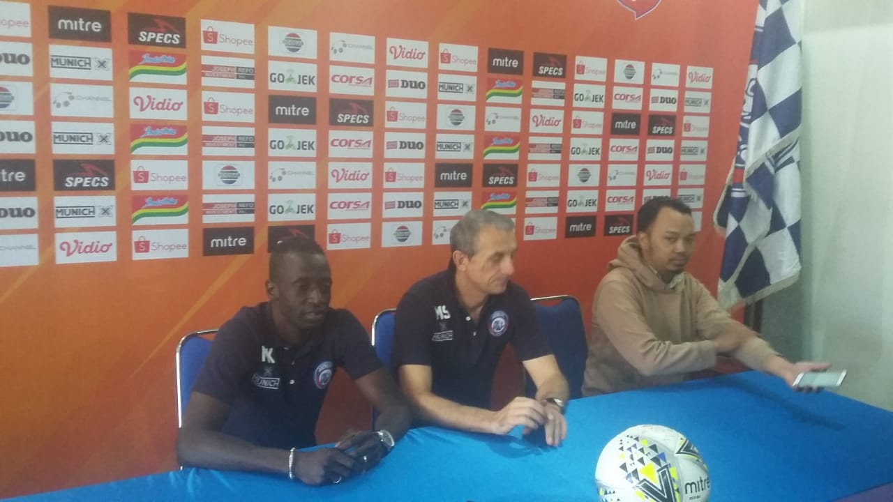 dari kiri ke kanan: Makan Konate (pemain Arema FC dan Milomir Seslija (Pelatih Arema FC) saat konferensi pers, pada 15 Juli 2019 (Foto: Theo/ngopibareng.id)