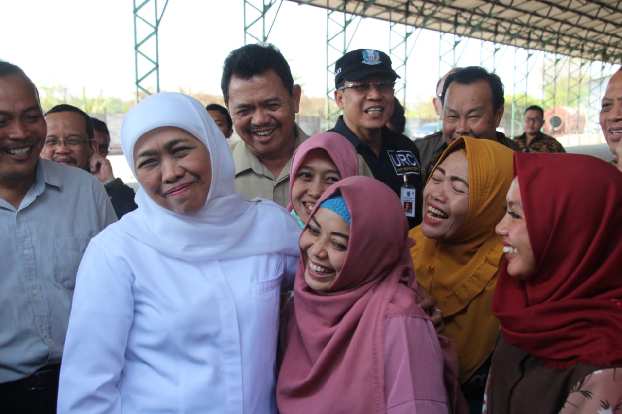 Gubernur Jatim Khofifah Indar Parawansa saat dicurhati oleh pekerja pabrik kertas di Mojokerto. (Foto: Faiq/ngopibareng.id)